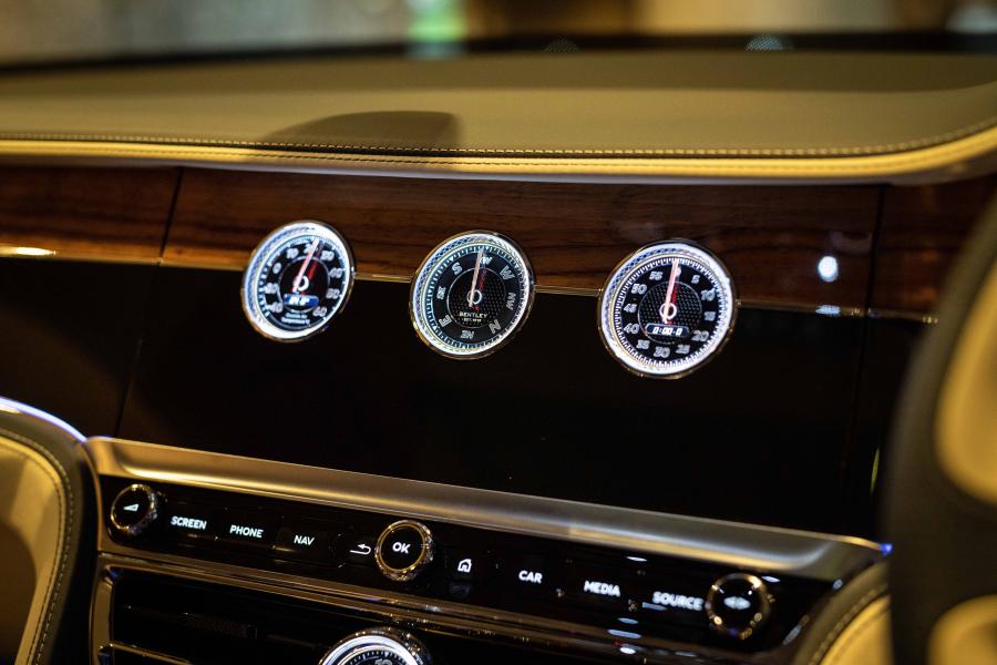 Детали интерьера Bentley Flying Spur 2020 года  (JP) (фото 25 из 25)